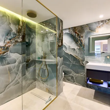 Av George V / Tour Eiffel Paris