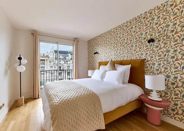 Av George V / Tour Eiffel Apartamento París
