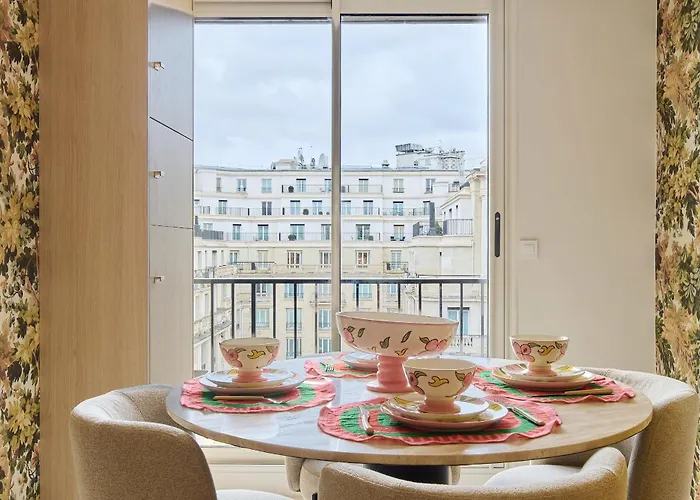 Av George V / Tour Eiffel Apartamento París